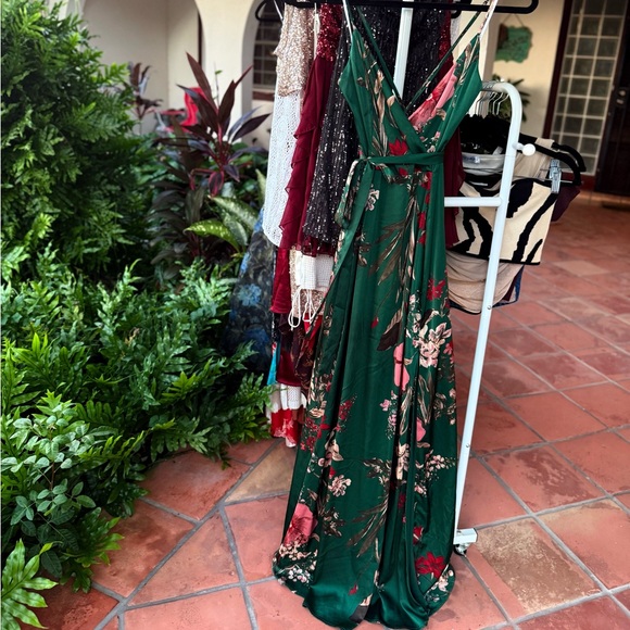 NWT LULU’S Silky Emerald Floral Maxi Slit Dress (Size M) - Picture 10 of 17